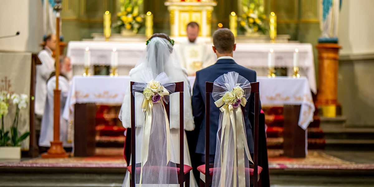 un couple se marie à l'église